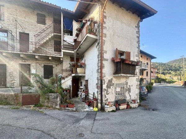 casa indipendente in vendita ad Alzano Lombardo in zona Monte di Nese