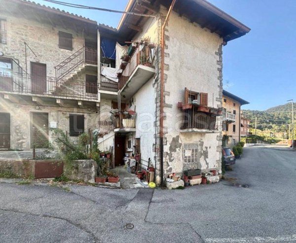 casa indipendente in vendita ad Alzano Lombardo in zona Monte di Nese