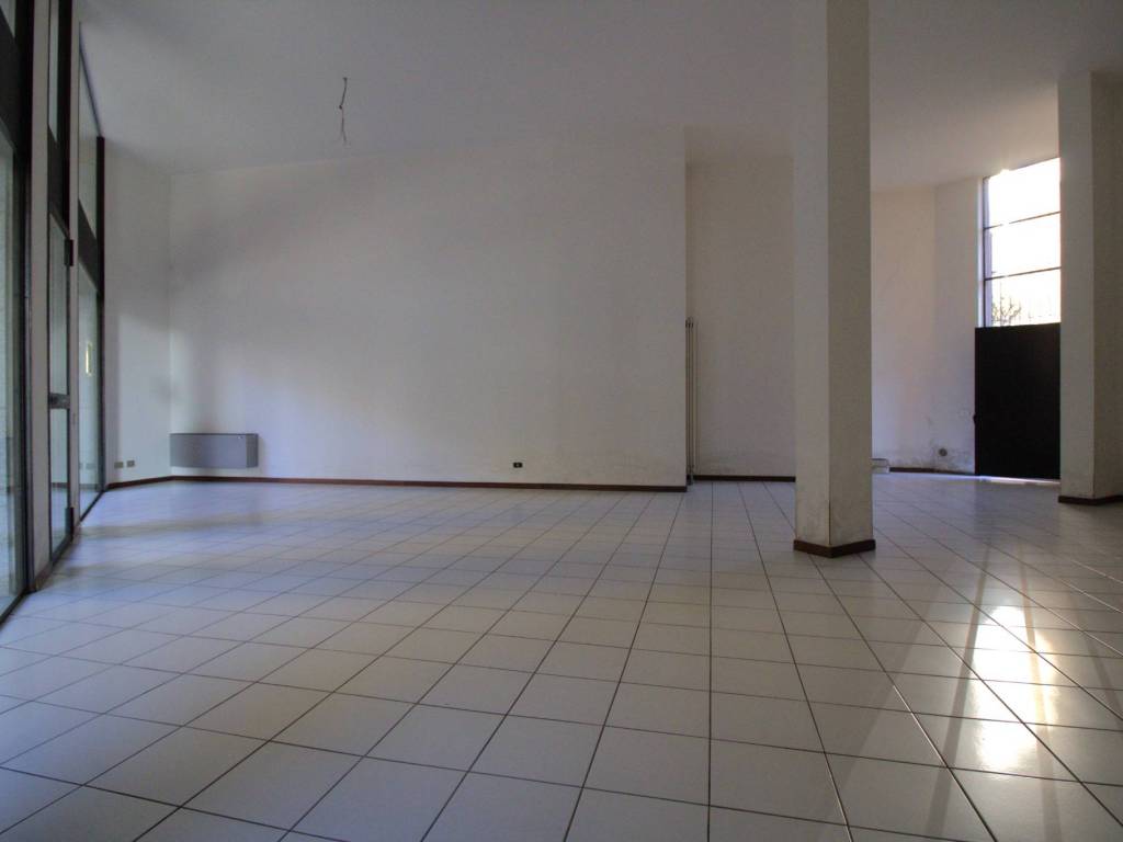 negozio in vendita ad Alzano Lombardo