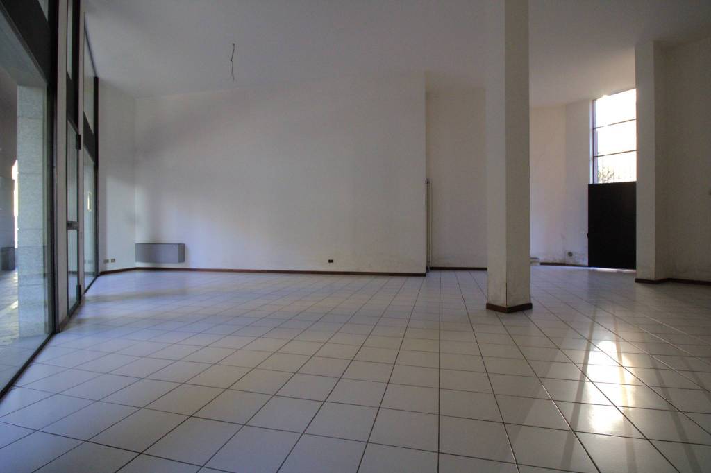 negozio in vendita ad Alzano Lombardo