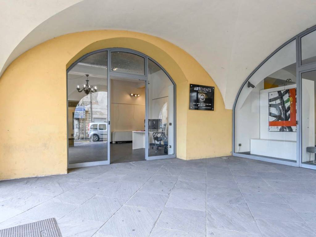 negozio in vendita ad Alzano Lombardo in zona Monte di Nese