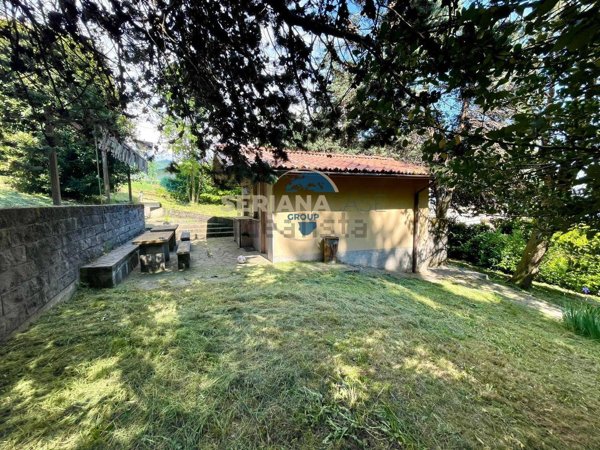 casa indipendente in vendita ad Alzano Lombardo in zona Monte di Nese