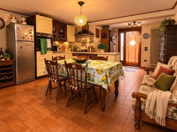 casa indipendente in vendita ad Alzano Lombardo in zona Monte di Nese