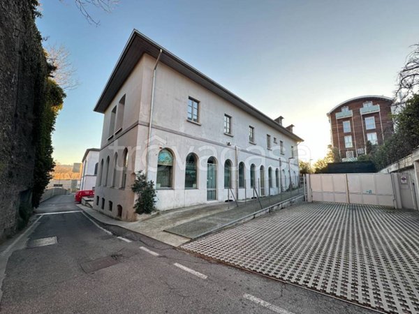 locale commerciale in vendita ad Alzano Lombardo in zona Monte di Nese