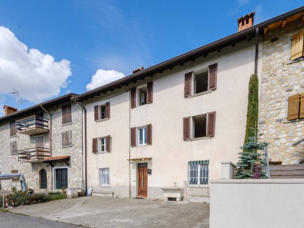 casa indipendente in vendita ad Alzano Lombardo in zona Monte di Nese