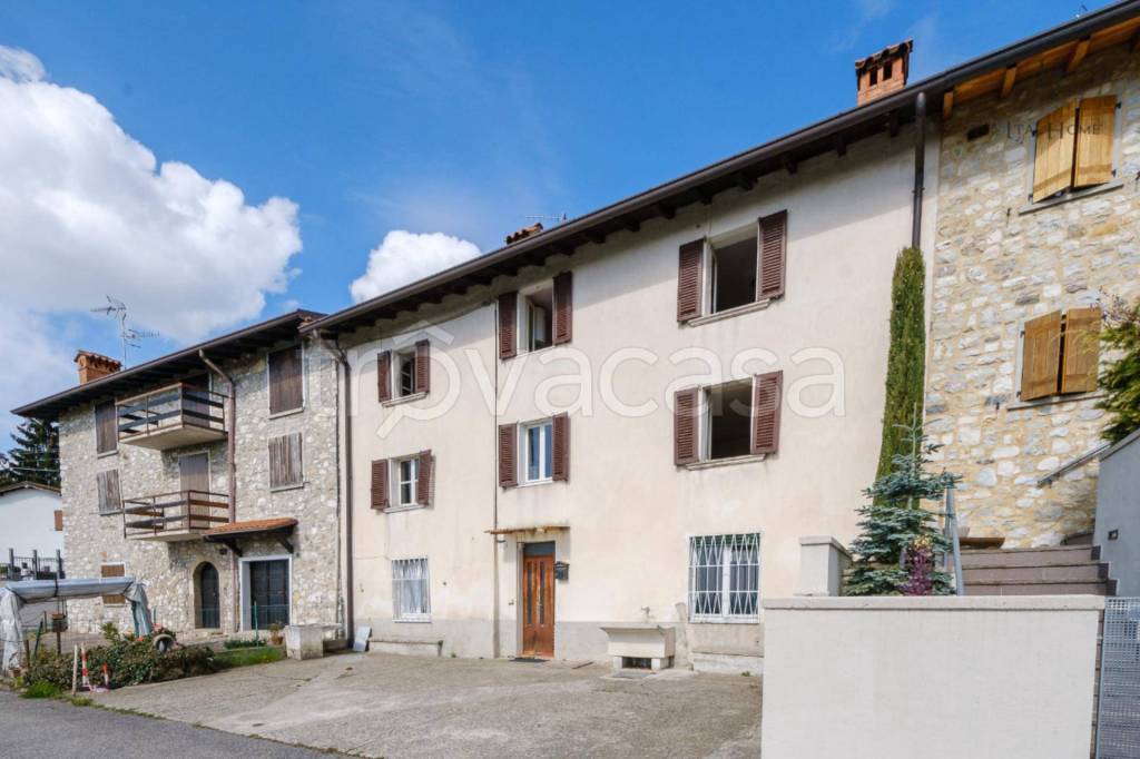 casa indipendente in vendita ad Alzano Lombardo in zona Monte di Nese