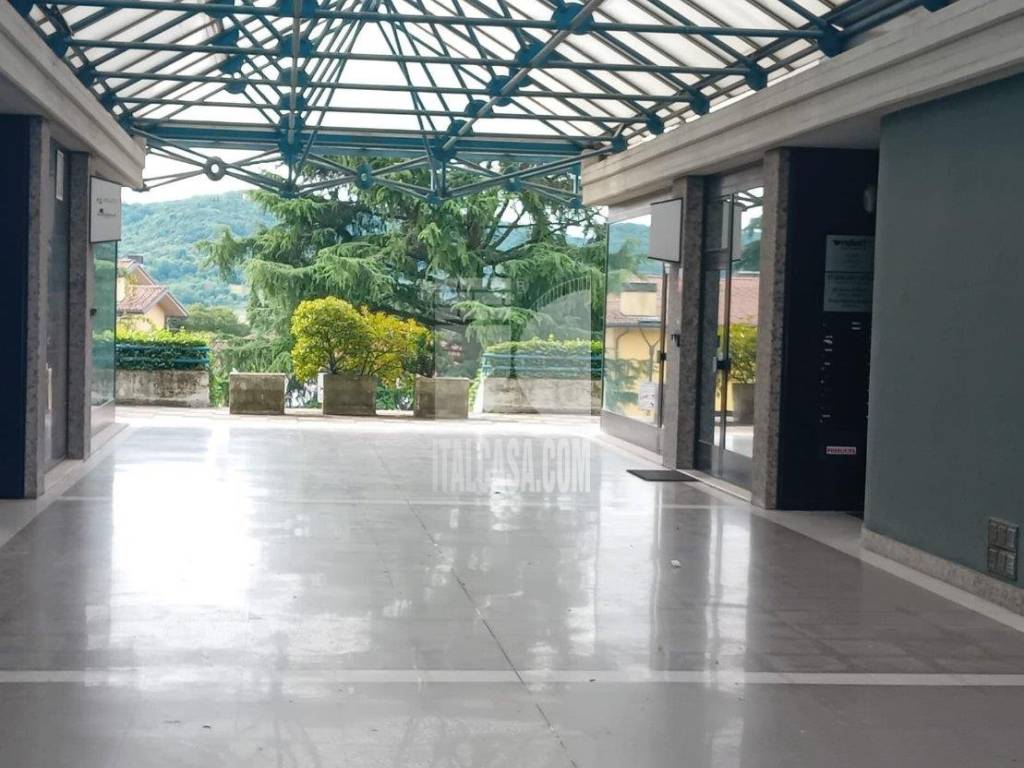 ufficio in vendita ad Alzano Lombardo in zona Monte di Nese