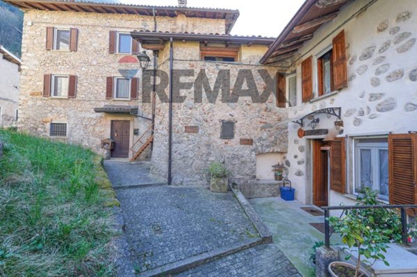 casa indipendente in vendita ad Alzano Lombardo