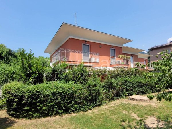 casa indipendente in vendita ad Alzano Lombardo