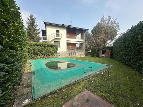 casa indipendente in vendita ad Alzano Lombardo