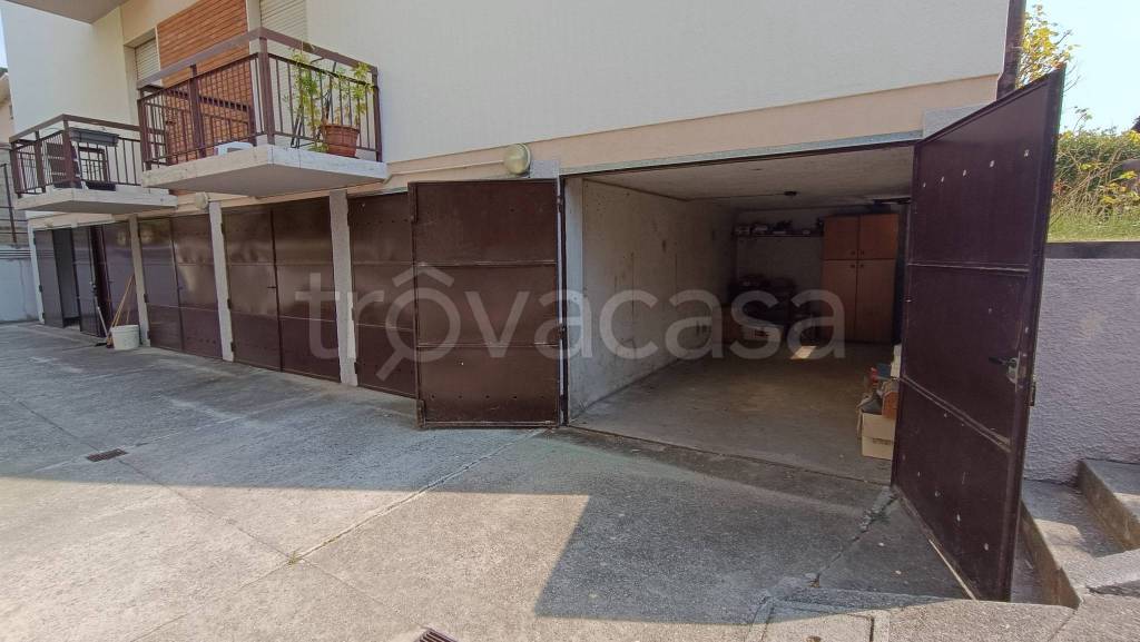 locale di sgombero in vendita ad Alzano Lombardo