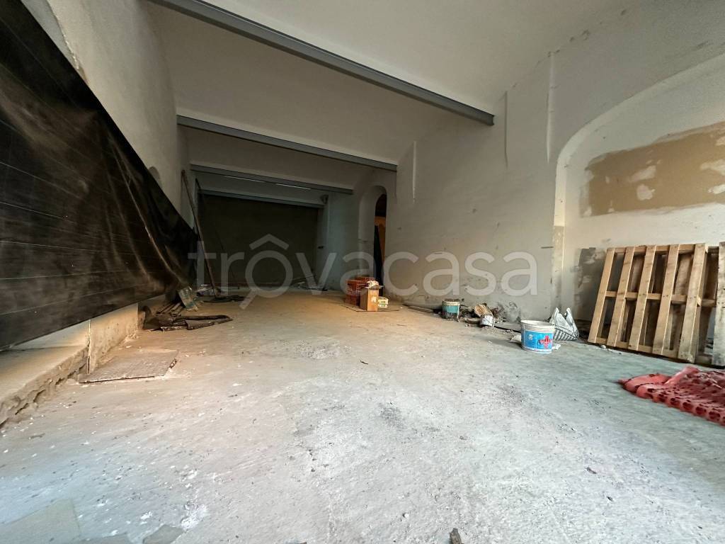locale commerciale in vendita ad Alzano Lombardo