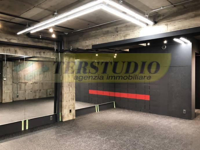 locale commerciale in vendita ad Ambivere