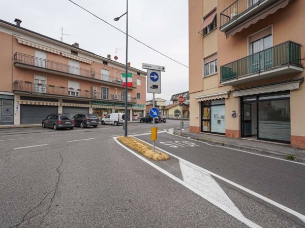 negozio in vendita ad Ambivere