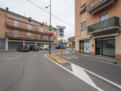 negozio in vendita ad Ambivere