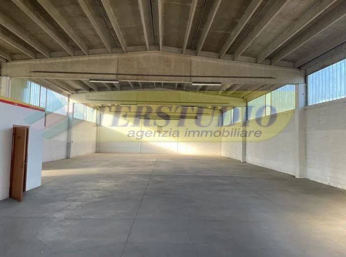 locale commerciale in vendita ad Ambivere