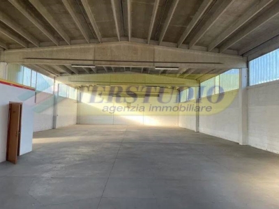 locale commerciale in vendita ad Ambivere