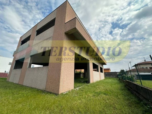 locale di sgombero in vendita ad Arcene