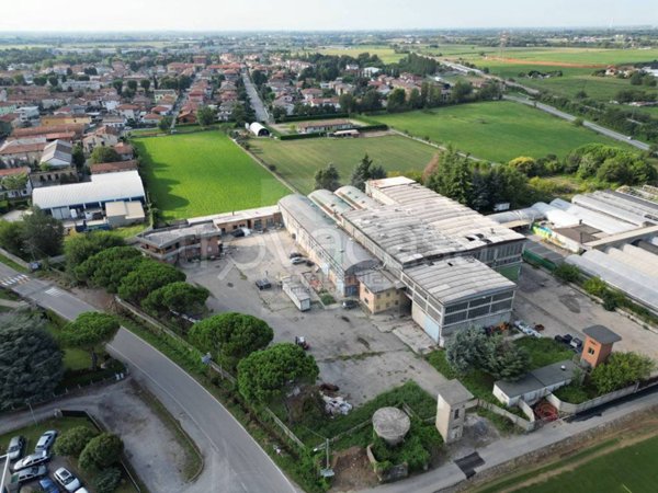 locale commerciale in vendita ad Arcene