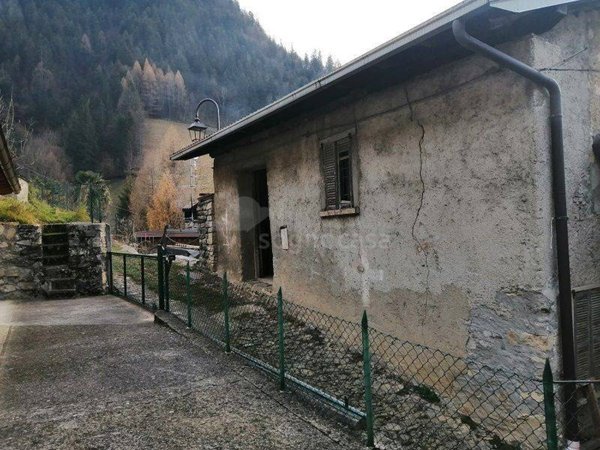 casa indipendente in vendita ad Ardesio in zona Piazzolo