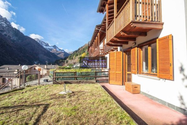casa indipendente in vendita ad Ardesio in zona Albareti