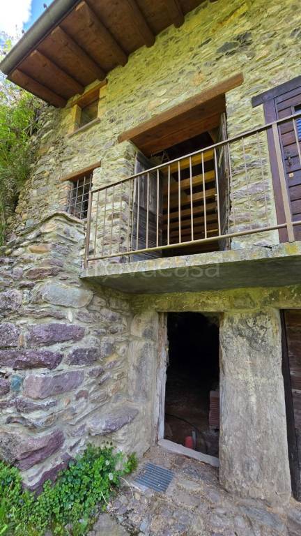 casa indipendente in vendita ad Ardesio in zona Bani