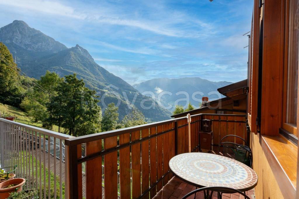 casa indipendente in vendita ad Ardesio in zona Valle