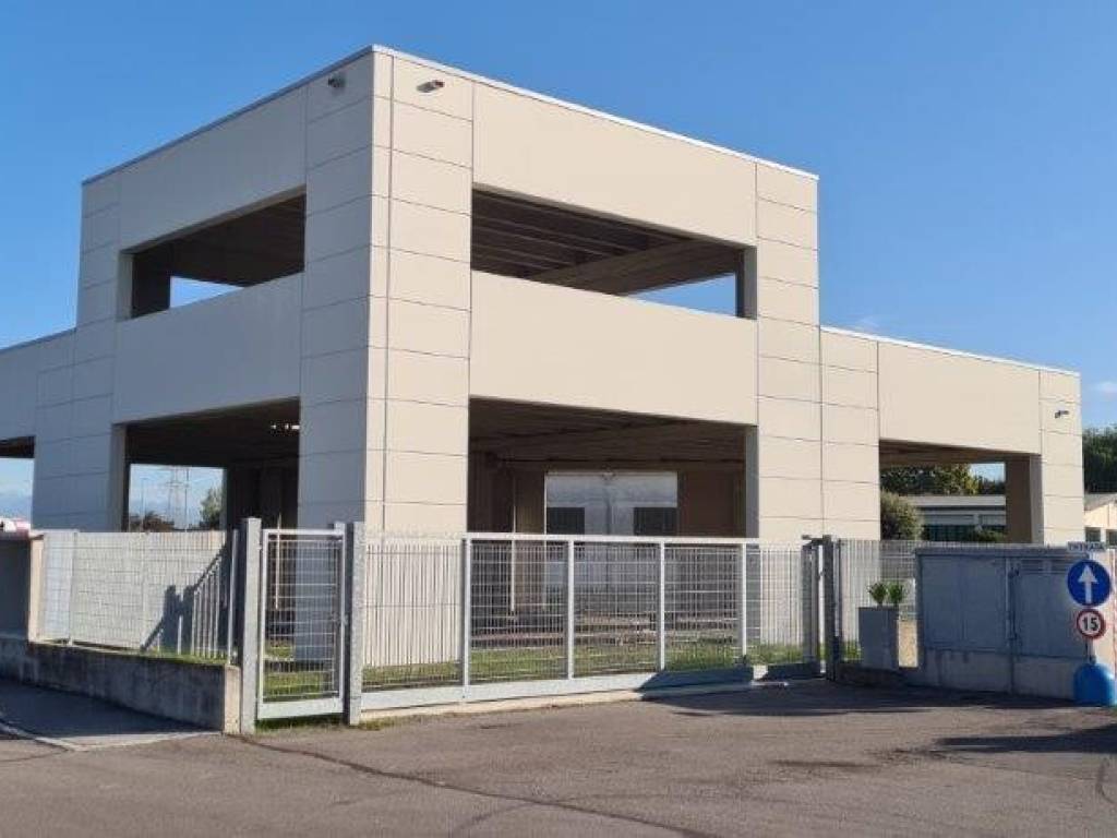 locale commerciale in vendita ad Arzago d'Adda