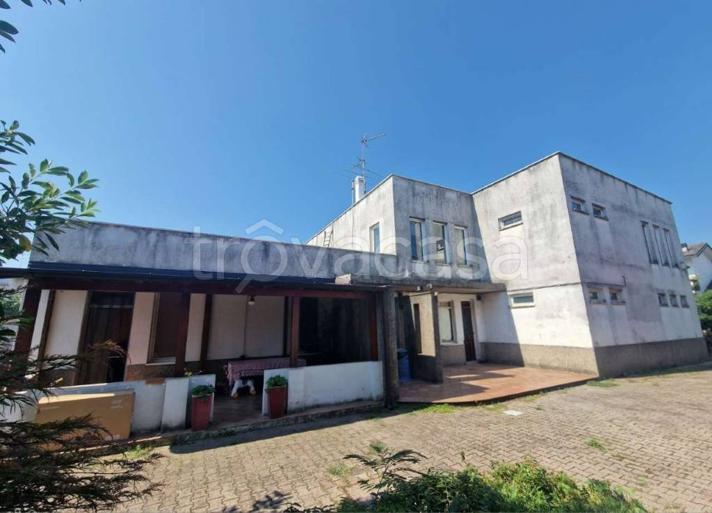 negozio in vendita ad Arzago d'Adda