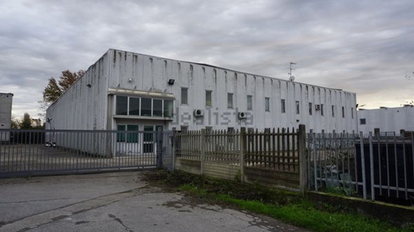 capannone in vendita ad Arzago d'Adda