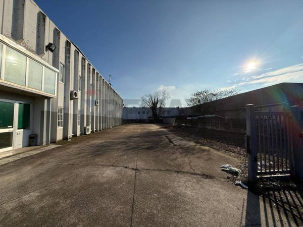 locale commerciale in vendita ad Arzago d'Adda