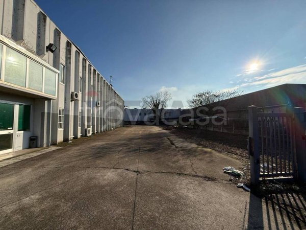 capannone in vendita ad Arzago d'Adda