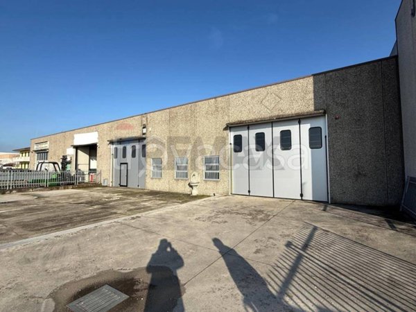 locale commerciale in vendita ad Arzago d'Adda