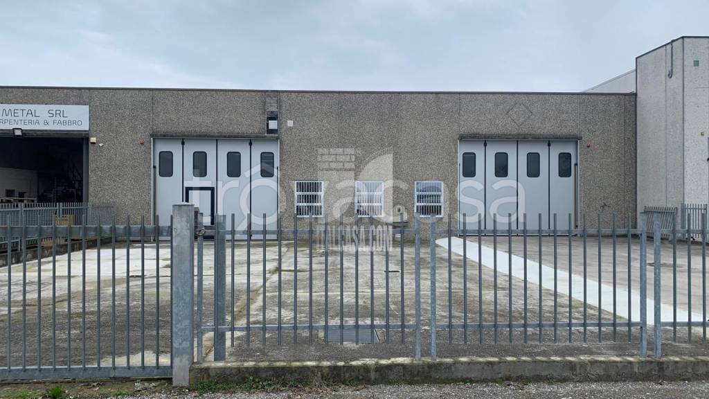 locale commerciale in vendita ad Arzago d'Adda