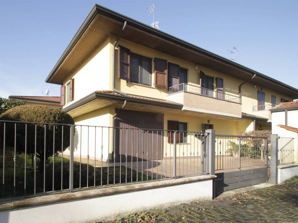 casa indipendente in vendita ad Arzago d'Adda