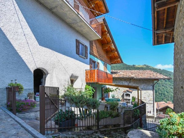 casa indipendente in vendita ad Aviatico in zona Amora
