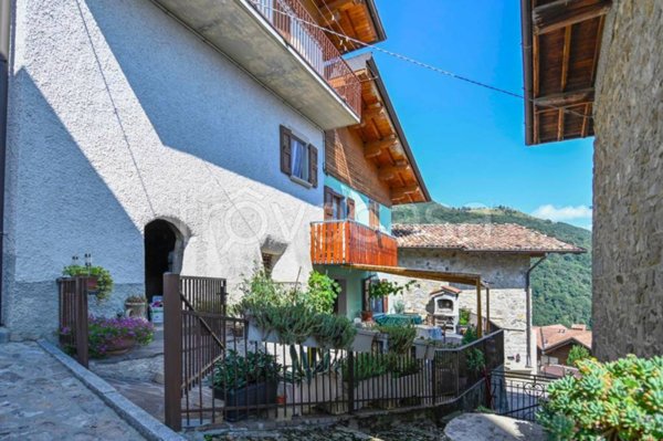 casa indipendente in vendita ad Aviatico in zona Amora