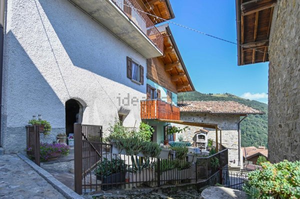 casa indipendente in vendita ad Aviatico in zona Amora