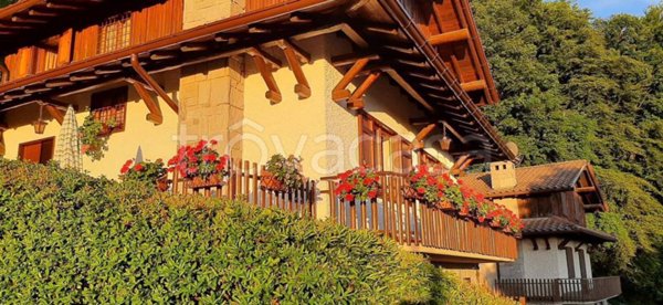 casa indipendente in vendita ad Aviatico in zona Ama