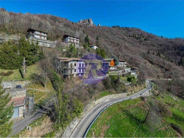 intera palazzina in vendita ad Aviatico in zona Amora