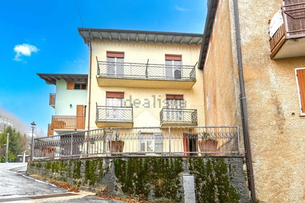 casa indipendente in vendita ad Aviatico in zona Amora