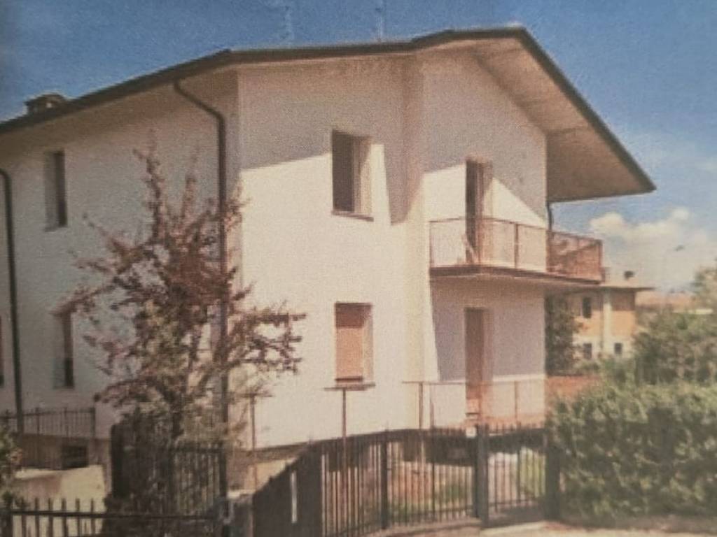 casa indipendente in vendita ad Azzano San Paolo