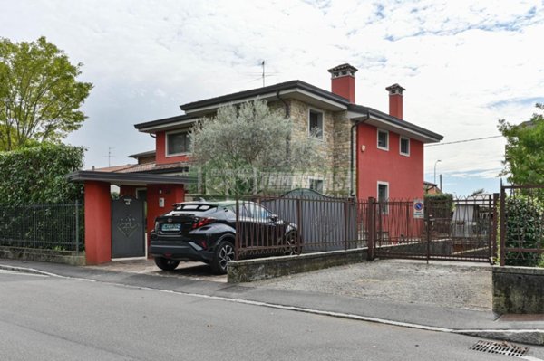 casa indipendente in vendita ad Azzano San Paolo