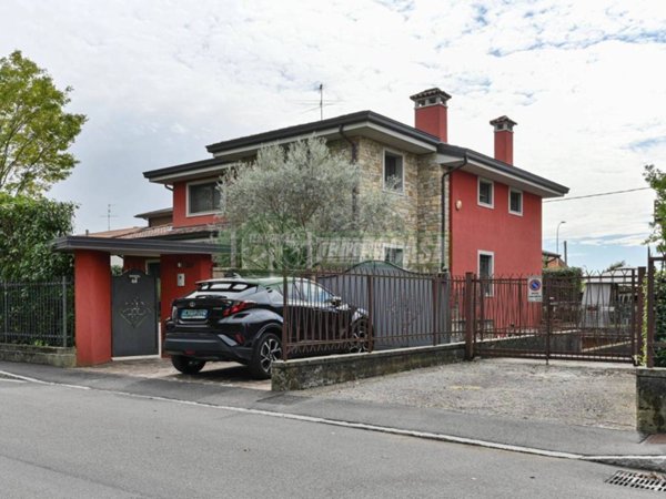 casa indipendente in vendita ad Azzano San Paolo