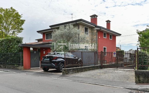 casa indipendente in vendita ad Azzano San Paolo