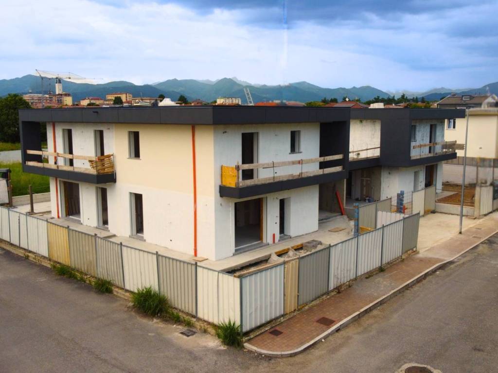 casa indipendente in vendita ad Azzano San Paolo