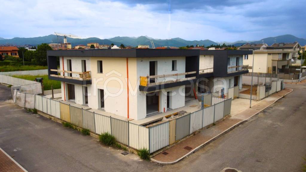 casa indipendente in vendita ad Azzano San Paolo