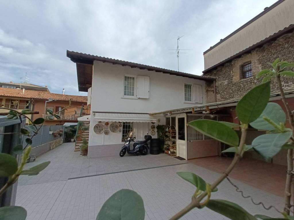 casa indipendente in vendita ad Azzano San Paolo