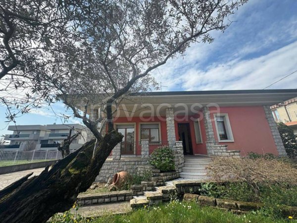 casa indipendente in vendita ad Azzano San Paolo