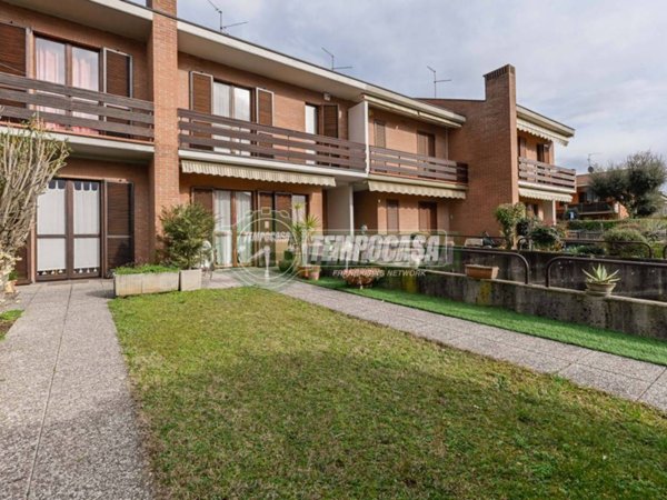casa indipendente in vendita ad Azzano San Paolo